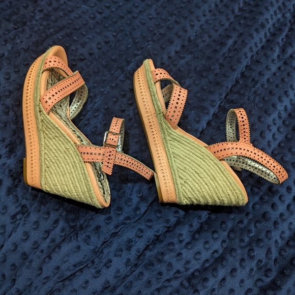 Nearly New Gianni Bini Pink/Salmon Leather Wedge Heels Size 10 - Picture 7 of 8